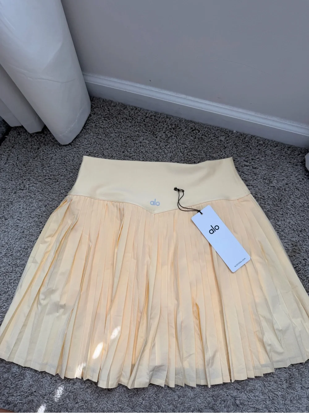ALO Yoga Pleated Grand Slam Tennis Skirt in Candlelight Yellow